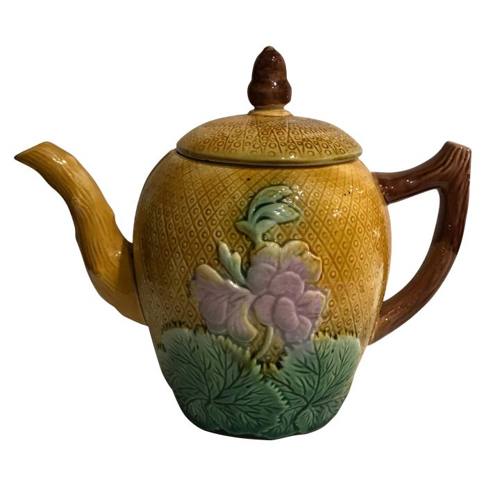 Teapot made in england between 1766 and 1770